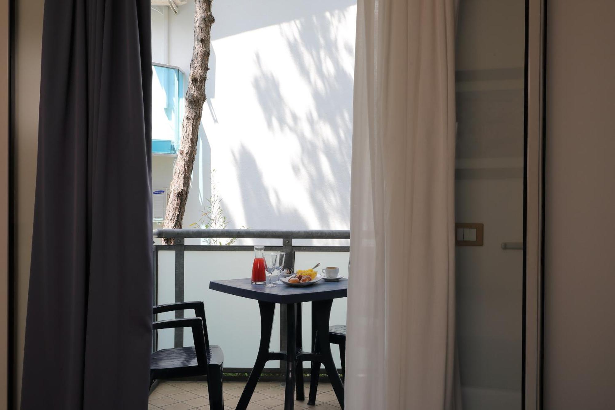 Hotel Anapaya Lignano Sabbiadoro Bagian luar foto